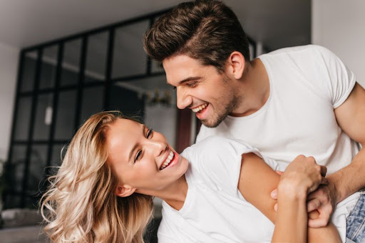 muž a žena tvoriaci šťastný pár, spoločne sa smejú